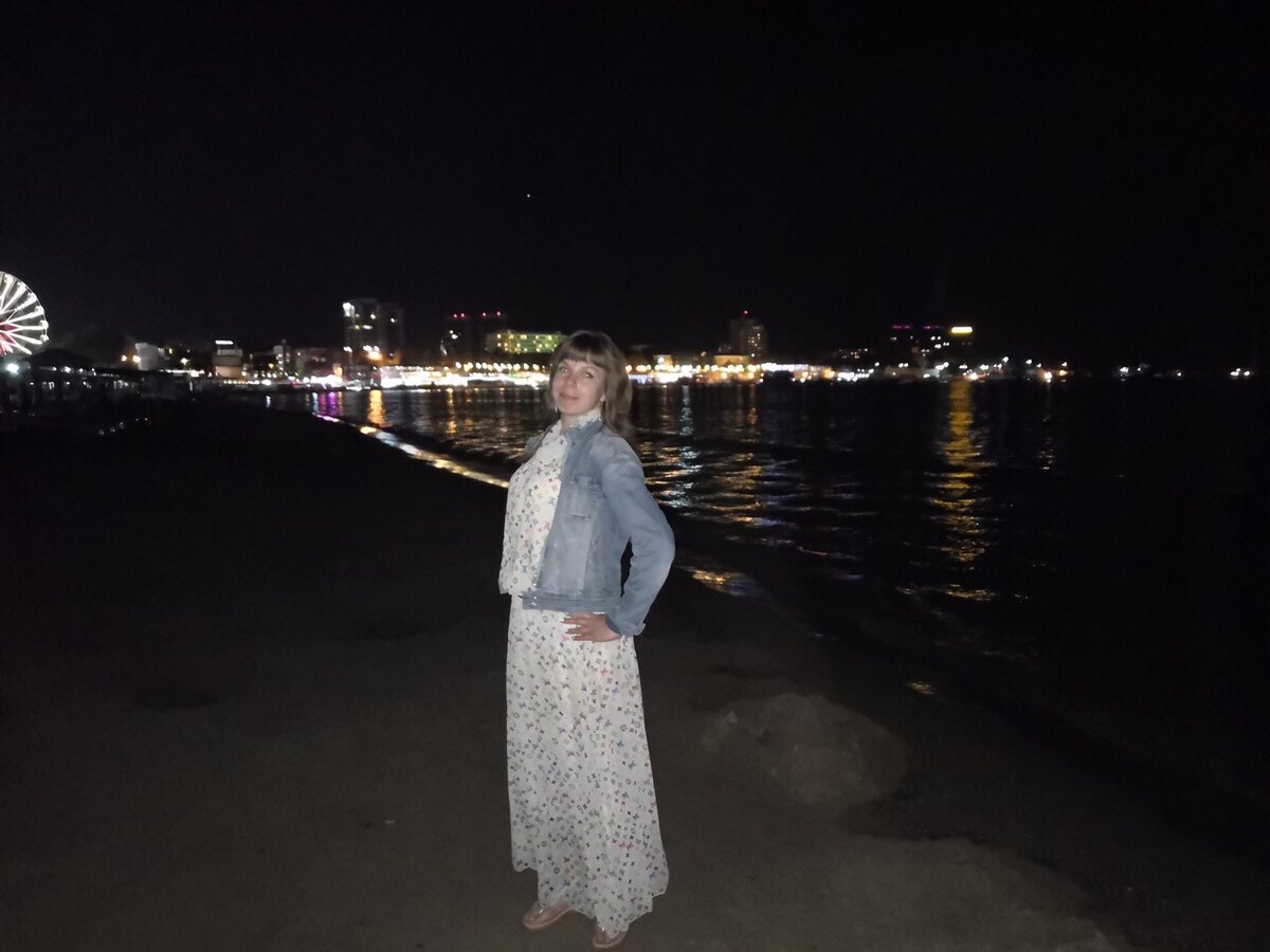 Я на Центральном пляже Анапы ночью
