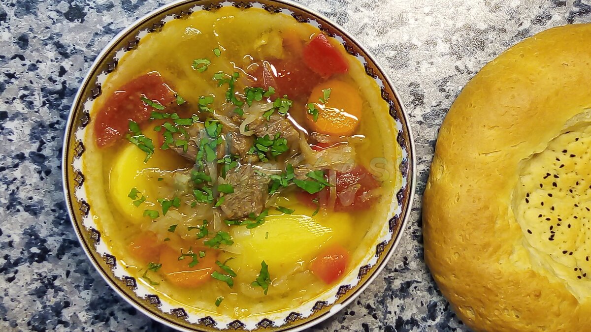 Карам шурпа - наваристый суп из капусты. В моем варианте из квашеной капусты.  
Ингредиенты:
баранина - 600 гр.
капуста - 250 гр.
картофель - 500 гр.
болгарский перец - 400 гр.
помидор - 300 гр.
морковь - 1 шт. (150 гр.)
лук - 2 шт. (190 гр.)
Специи (черный перец, кориандр, паприка, чабер, томат, зира, соль)

1.В казан или кастрюлю с холодной водой отправить промытое мясо с костями. Довести до кипения, снять пену и убавить огонь на минимум. Варить на маленьком огне 1.5-2 часа. После извлечь кости с мясом, бульон процедить.
2.Затем добавить нарезанные лук и морковь, продолжать варить 30 минут.
3.Затем картофель, варить 10 минут.
4.Затем сладкий перец и специи, варить 10 минут.
5.Затем отваренное мясо без костей и капусту с помидорами, варить до размягчения капусты примерно 10-15 минут. Добавить соль при необходимости.
При подаче добавить зелень.