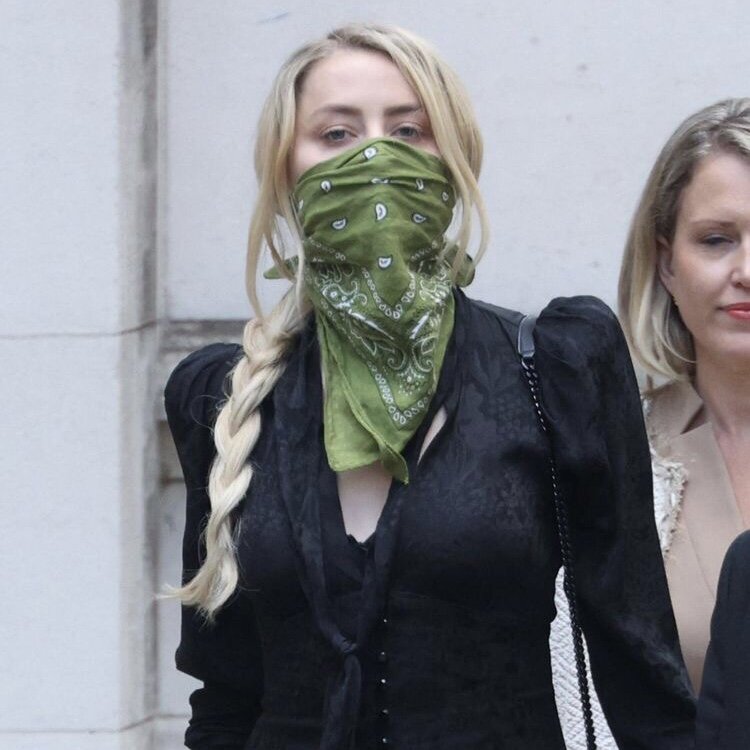                                                       Эмбер Хёрд выходит из здания суда