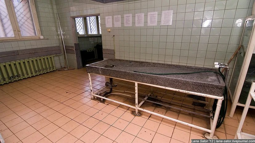 Когда я увидела это, мне сразу стала страшно,ком в горле, я понимала что тут делают с усопшими.