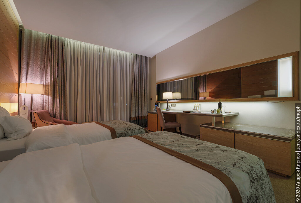 Там в шкафчике спрятался телевизор, который при включении приветствует гостя по имени