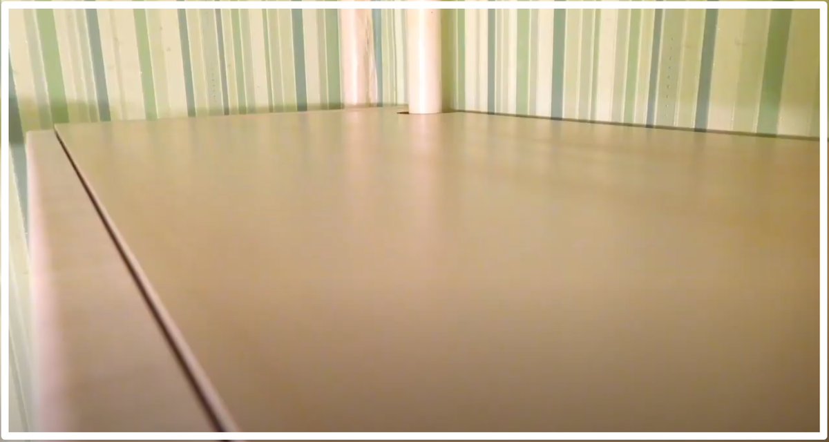 Вот такая чистота, если использовать газеты и периодически чистить шкаф.