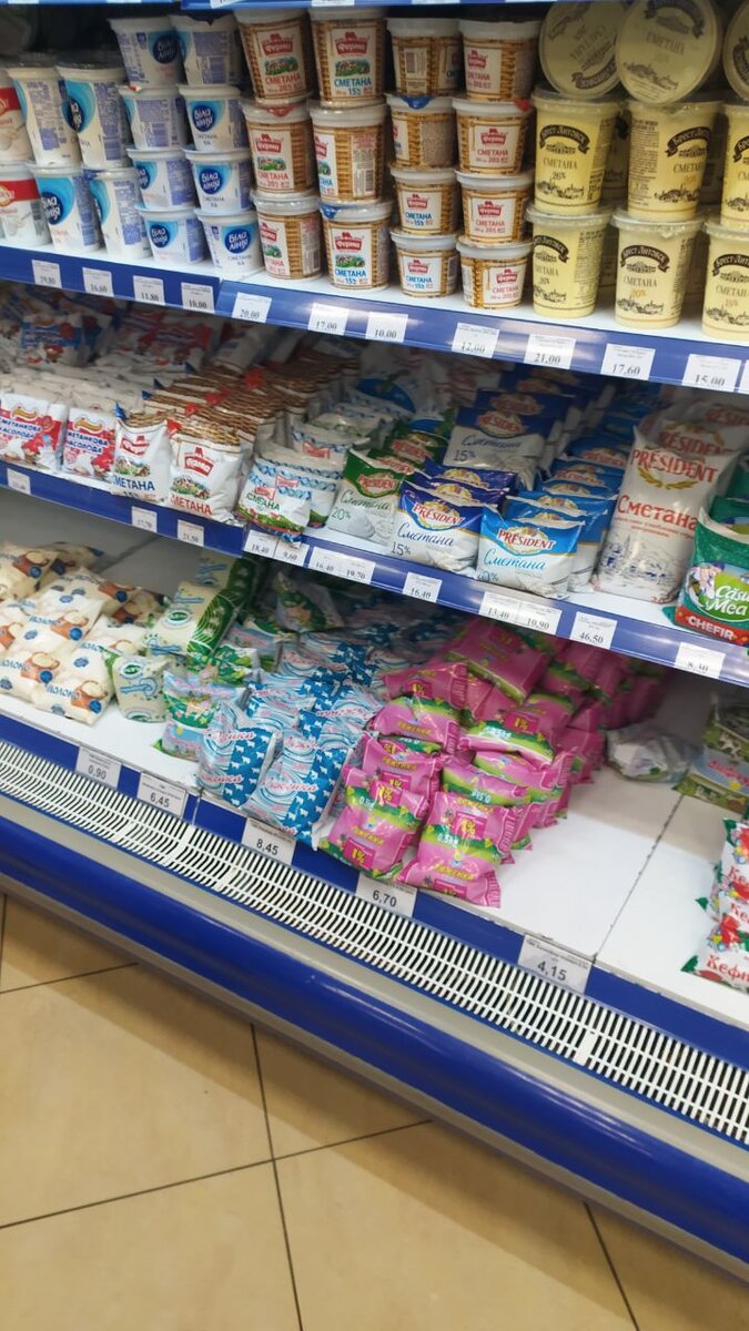 Кефир 0,5л - 30руб., Сметана (импорт РФ) 200гр. - 80 руб.