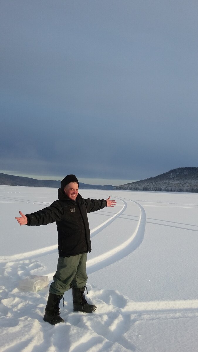 Фото конечно не первого льда ))) но красиво и отражает всю красоту зимней рыбалки