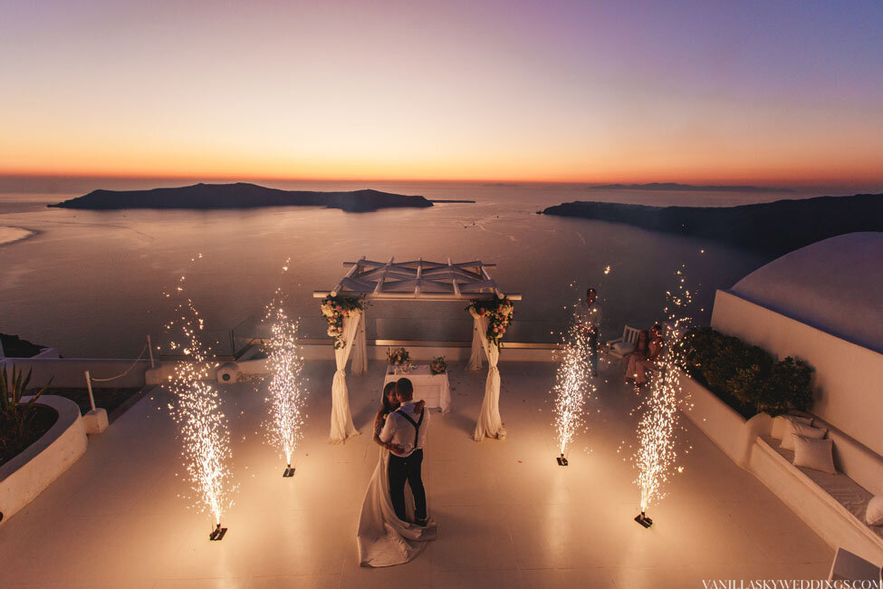В чем прелесть провести свадьбу на острове Санторини в Греции? Делимся откровением.