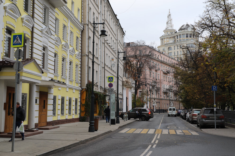 Патриаршие пруды москва ермолаевский переулок фото. Москва Ермолаевский переулок Патриаршие пруды. Ермолаевский переулок Москва. Ермолаевский переулок 11. Ермолаевский переулок малая Бронная.