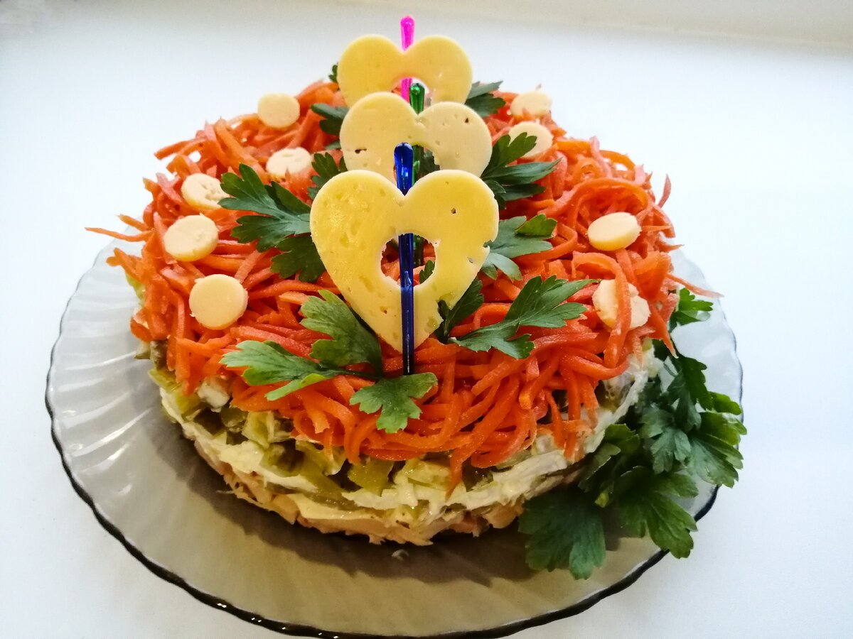 Слоёный салат с копчёной курицей