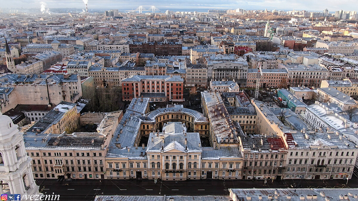 По традиции сначала мы сначала осмотрим фасад здания, а уже позже ознакомимся и с его историей. 