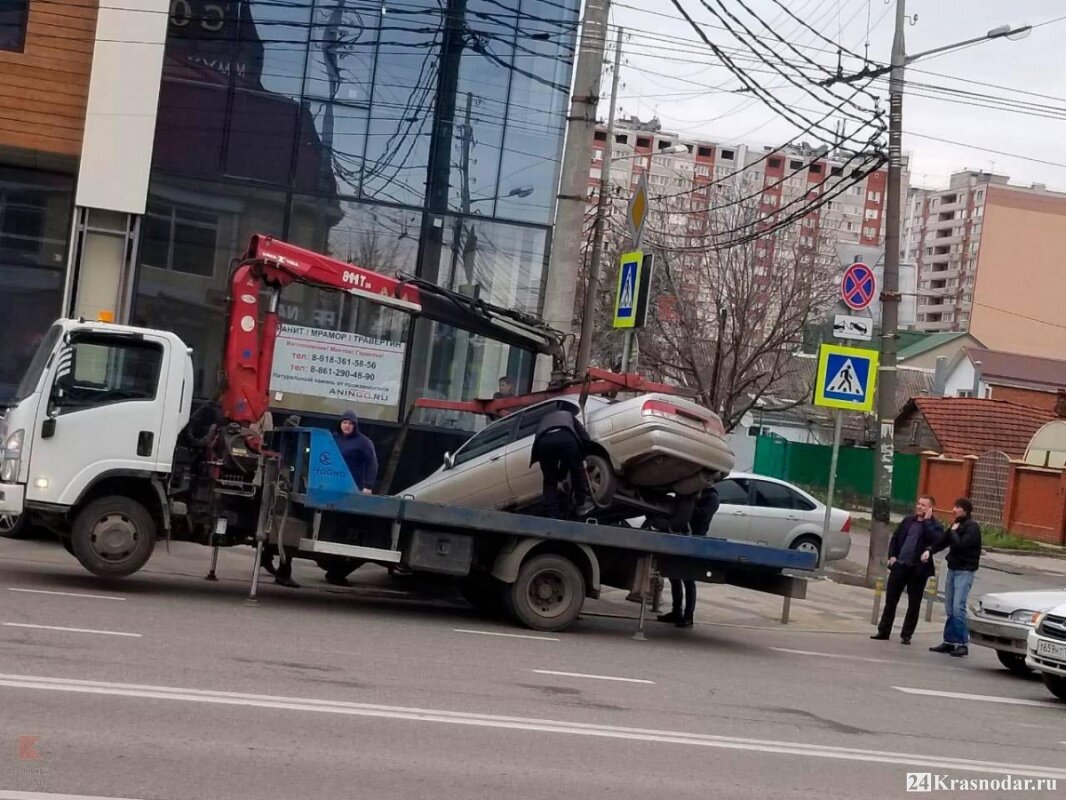 Эвакуатор уронил машину. Источник —Яндекс.Картинки