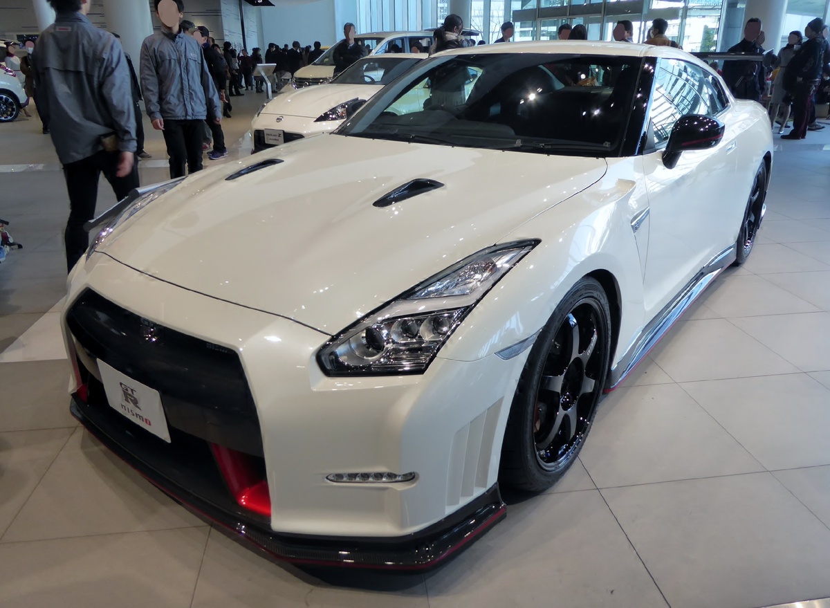 В новой версии GTR получил более агрессивную внешнюю оболочку чем прежде, улучшения в электронике, и обновлённый интерьер - теперь это турбо пушка, не иначе.