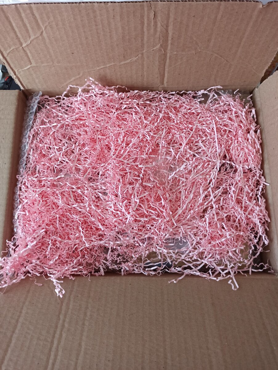 Внутри розовый наполнитель. Его по всей квартире растащили дети.😆