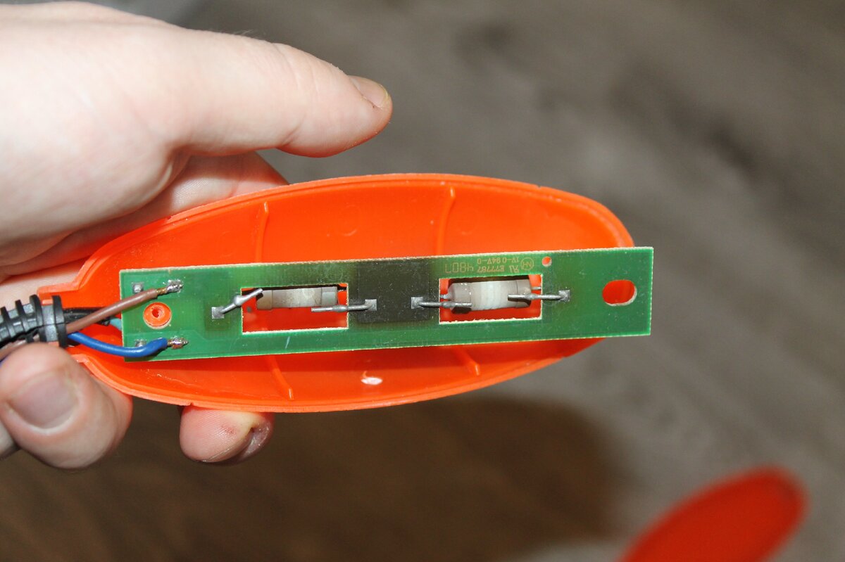 Отчётливо видно пятно нагрева на плате. Листай ►