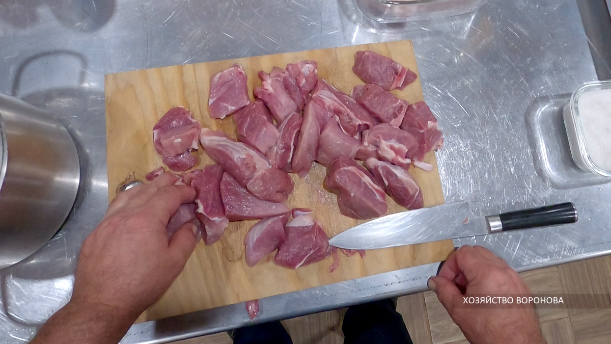 Нарезка мяса свинины перед маринованием