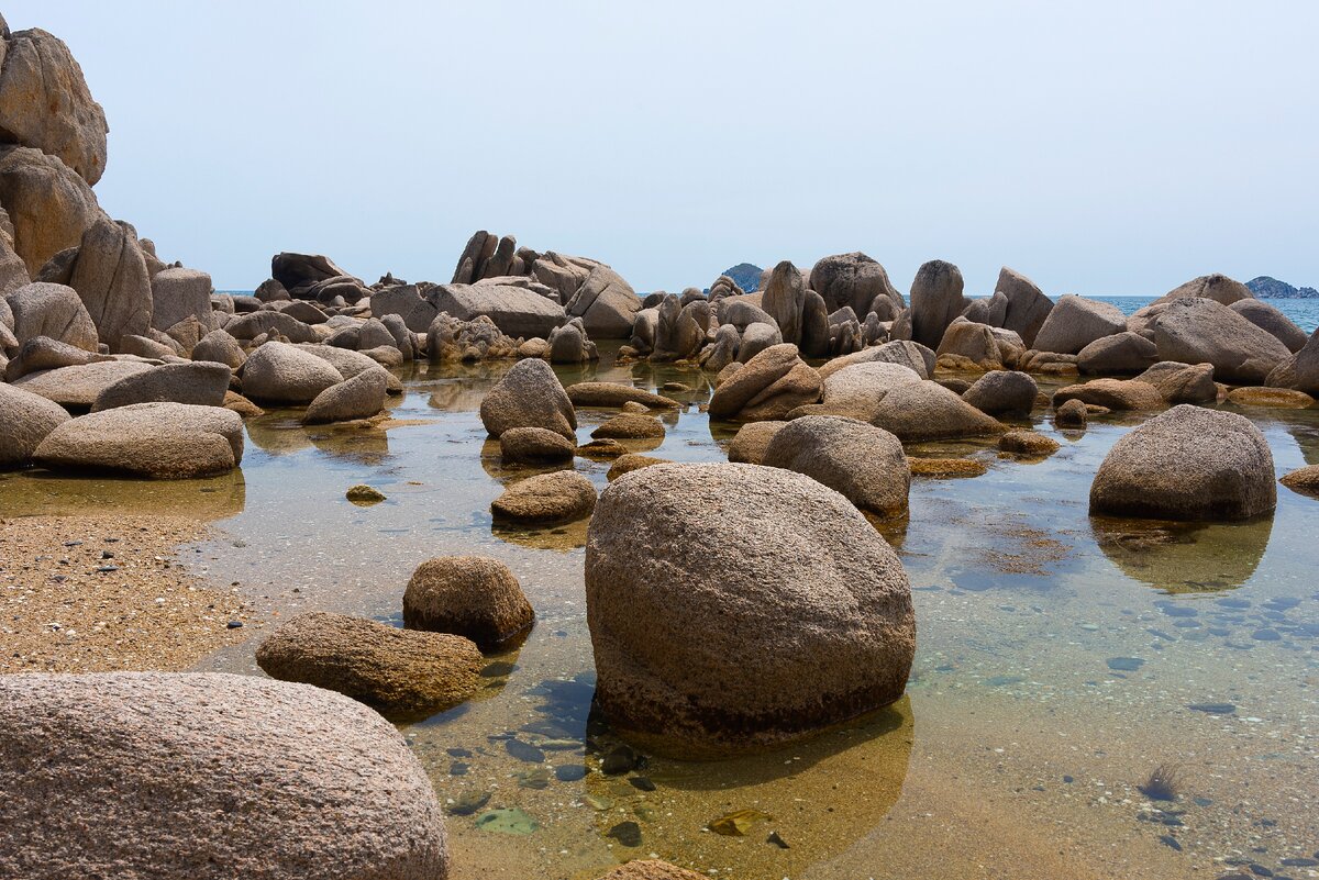 Камни на берегу.