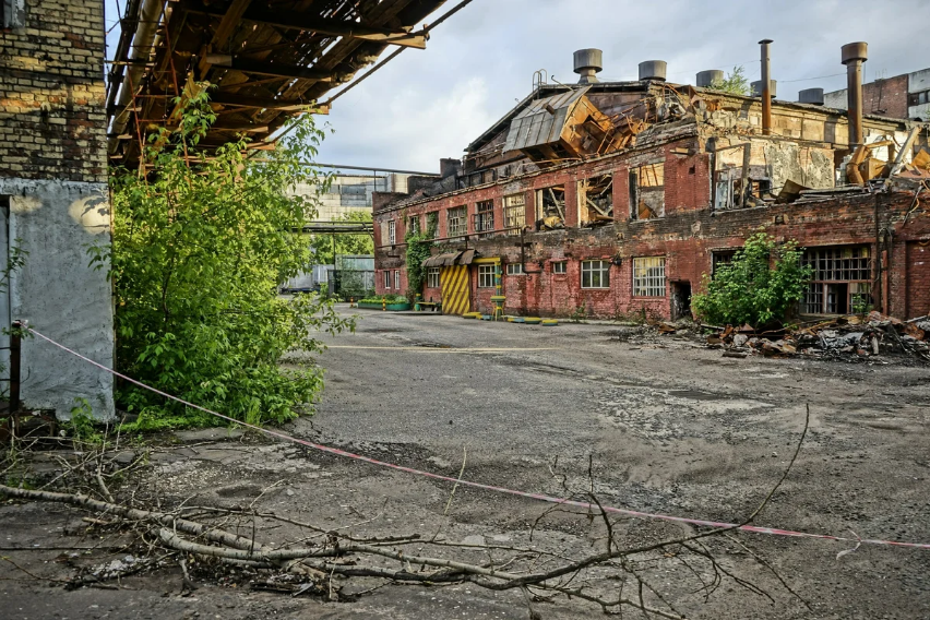 Около завода. Заброшенный завод серп и молот. Старый заброшенный завод. Заброшенные фабрики и заводы. Заброшенная фабрика.