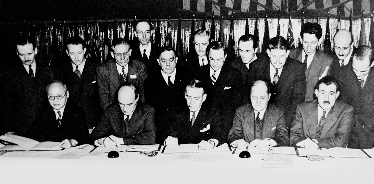 Подписание Конвенции. Импозантный дяденька справа внизу, кажется, недоволен, что его снимают. С такими усами в 44-м скажи спасибо, что вообще позвали. Интересно и то, насколько все серьезны, кроме джентльменов над импозантным дяденькой.