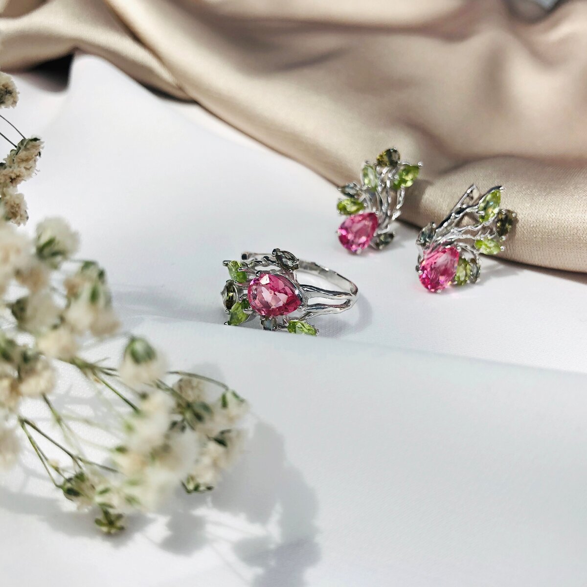 Комплект из серебра с ситаллами и хризолитами (арт. С620-3468М10) Цена: 10. 917 ₽