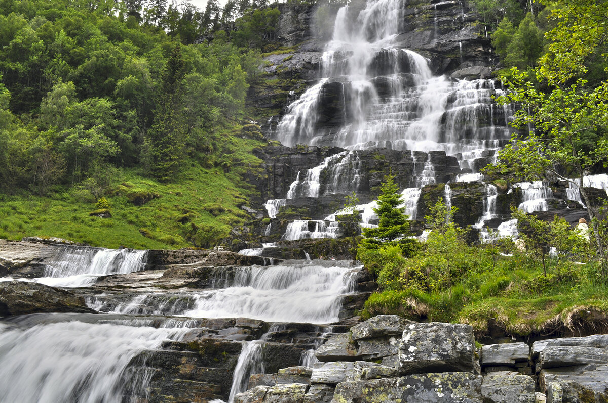 Водопад Твиндефоссен (Tvindefossen Waterfall) 