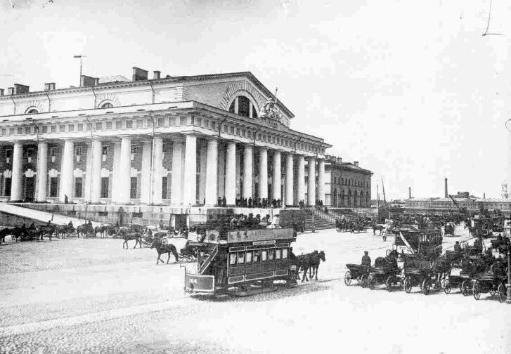 Конка у Биржи. 1906 год. Неизвестный фотограф. Источник: Шапилов Е., Величко М., Процай А., Буйнякова Н. От конки до трамвая. Из истории петербургского транспорта. 1993 г. 