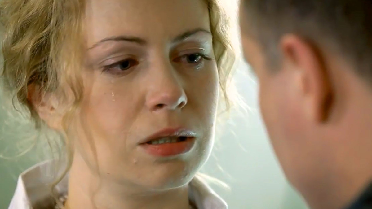 Кадр из фильма "Кремень" 2012 года. Продавец магазина после нападения.