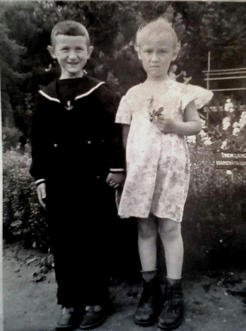 Фото из личного архива. Я в чулках, скатанных бубличком, и в ботинках. Толик в сандалиях.