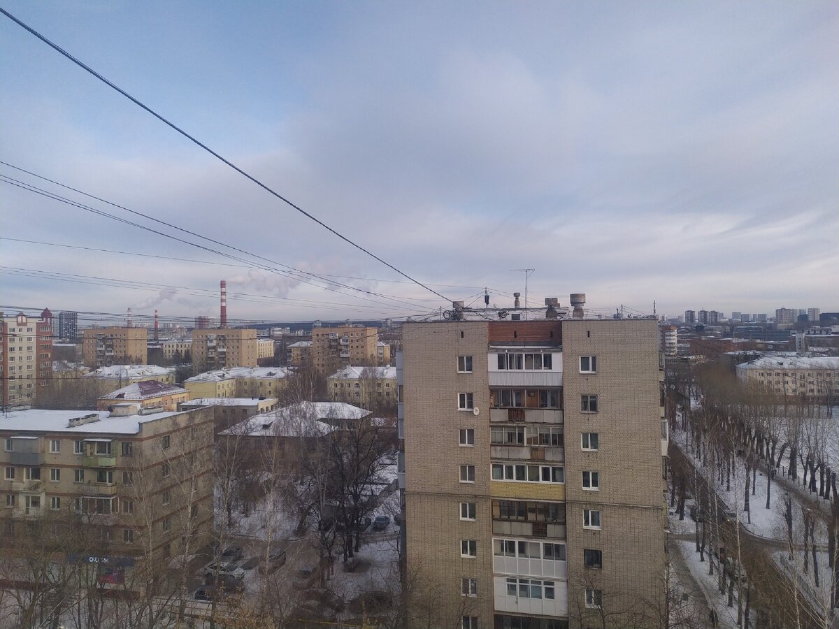 Виднеется много дымовых труб