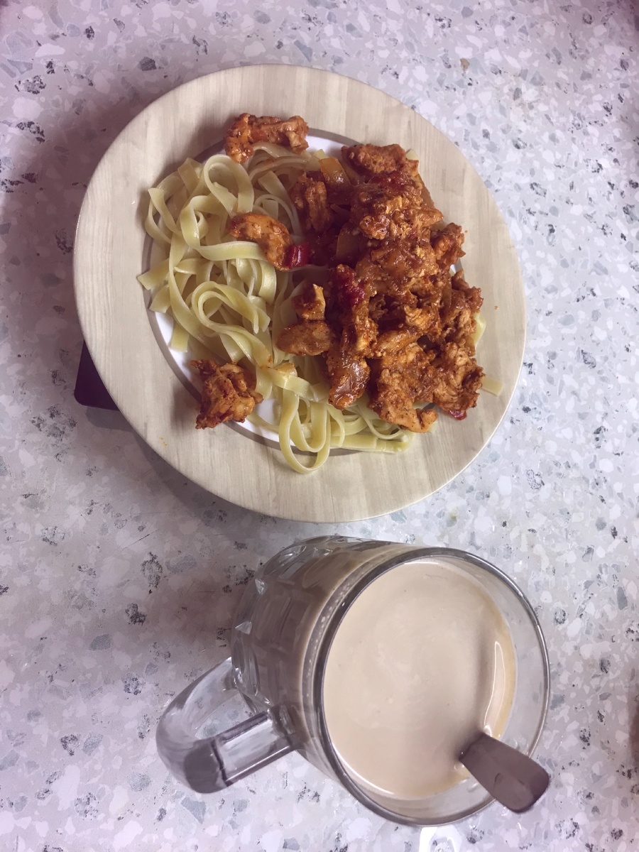 И так что мы имеем. 100г. Макароны -350 калорий, курица - 454 и чашка сладкого (от сахарозаменителя) кофе с молоком - 100