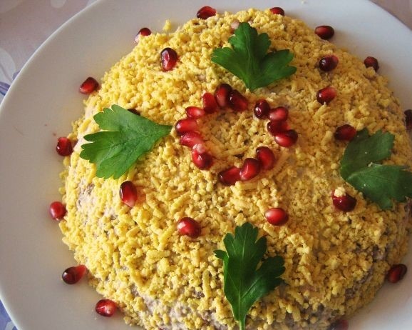 Салат «Мимоза» с консервами рыбными и картофелем. Привычный, вкусный. :) И достаточно яркий к праздничному столу, например, как закуска на Новый год. Украсьте новогоднее меню , рецепты с фото подскажут, как оформить салатик.