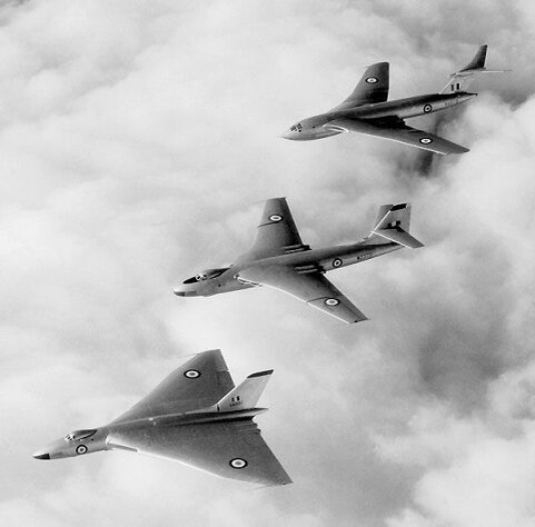 Снизу-вверх: Vickers Valiant, Avro Vulcan и Handley Page Victor
