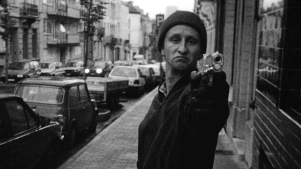 Кадр из фильма "Человек кусает собаку" (1992)