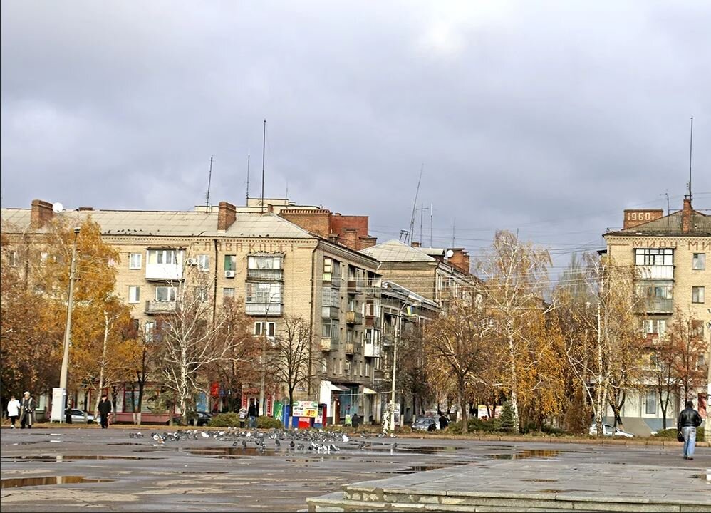 Славянск, справа центральный гастроном.