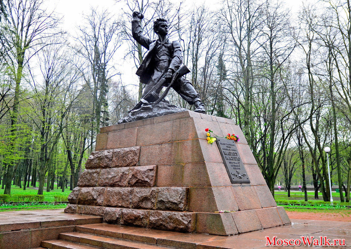 Памятники в минске. Марат Казей памятник в Минске. Памятник Марату Казею. Памятник пионеру-герою Марату Казею в Минске.. Памятник Марата Казея в Минске.