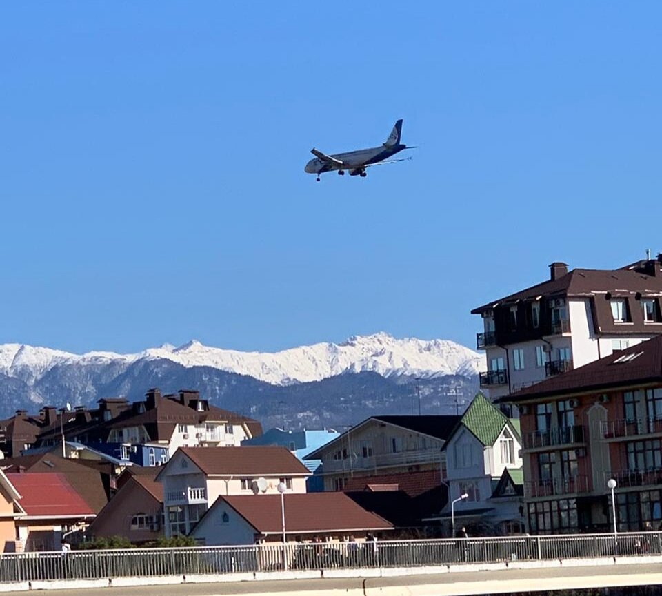 Адлер. поток самолетов не иссякаем. фото специально для канала Южный номер