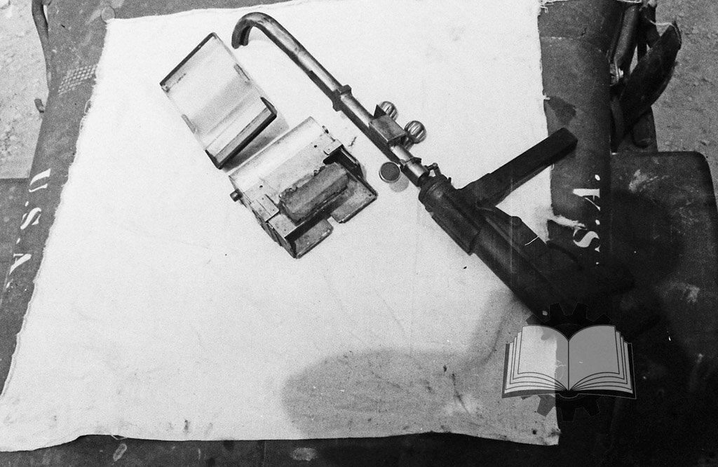 Пистолет-пулемет M3 с насадкой M3 Deflector и перископом T22, лето 1945 года.