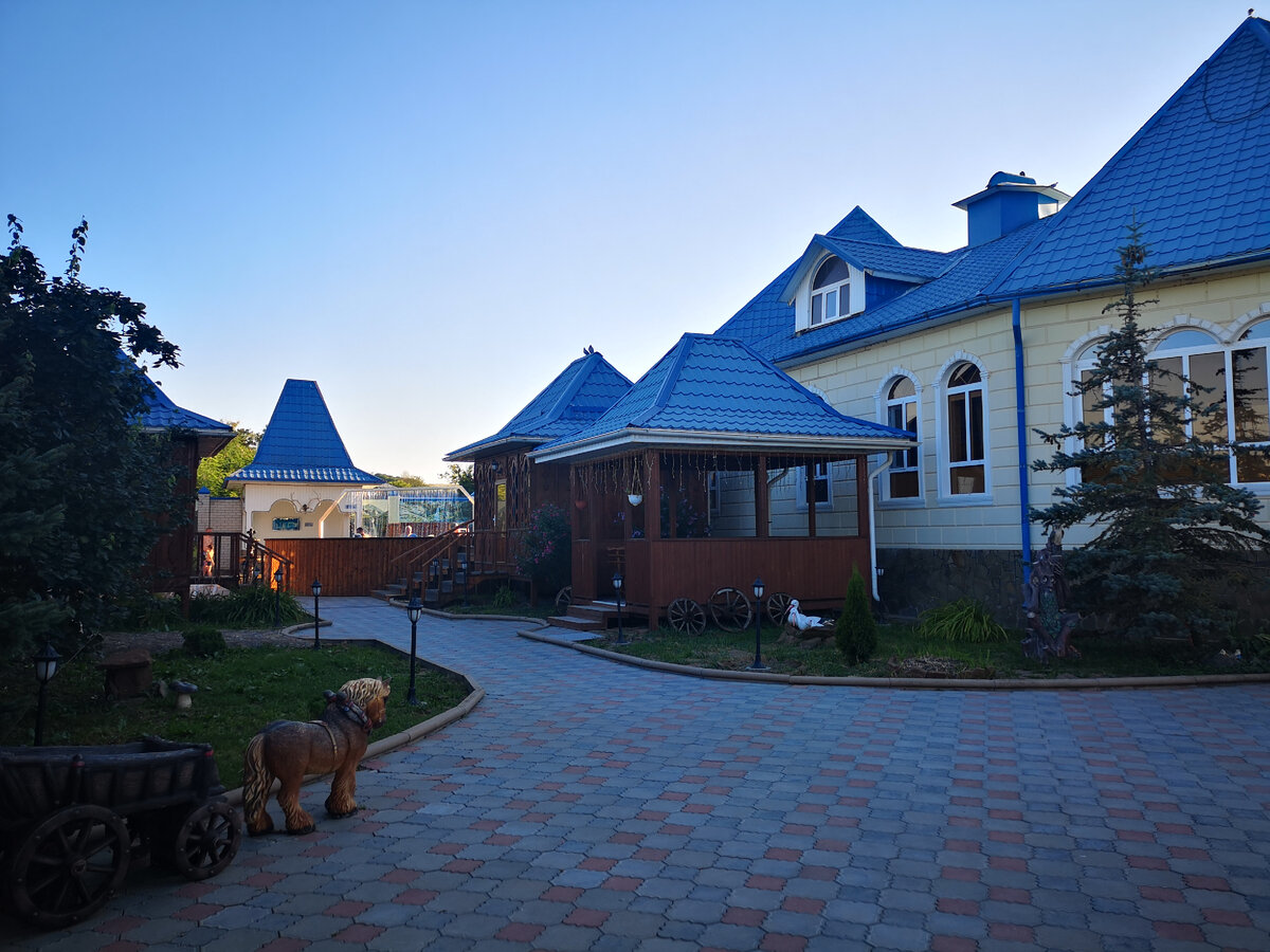 На территории есть беседки. Можно арендовать, если планируете быть здесь долго. Из кафе в беседку можно заказать еду. Думаю, в жаркие дни и для большой компании очень хорошая идея.