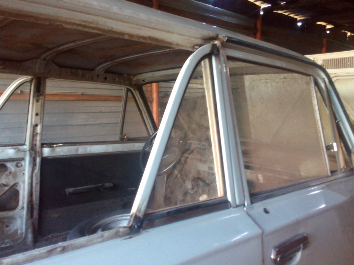 Вначале срезали арки задних дверей . И потом я прикинул уголки к стойки , ну и прихватил их сразу )))). По ним и начали подгонять крышу.