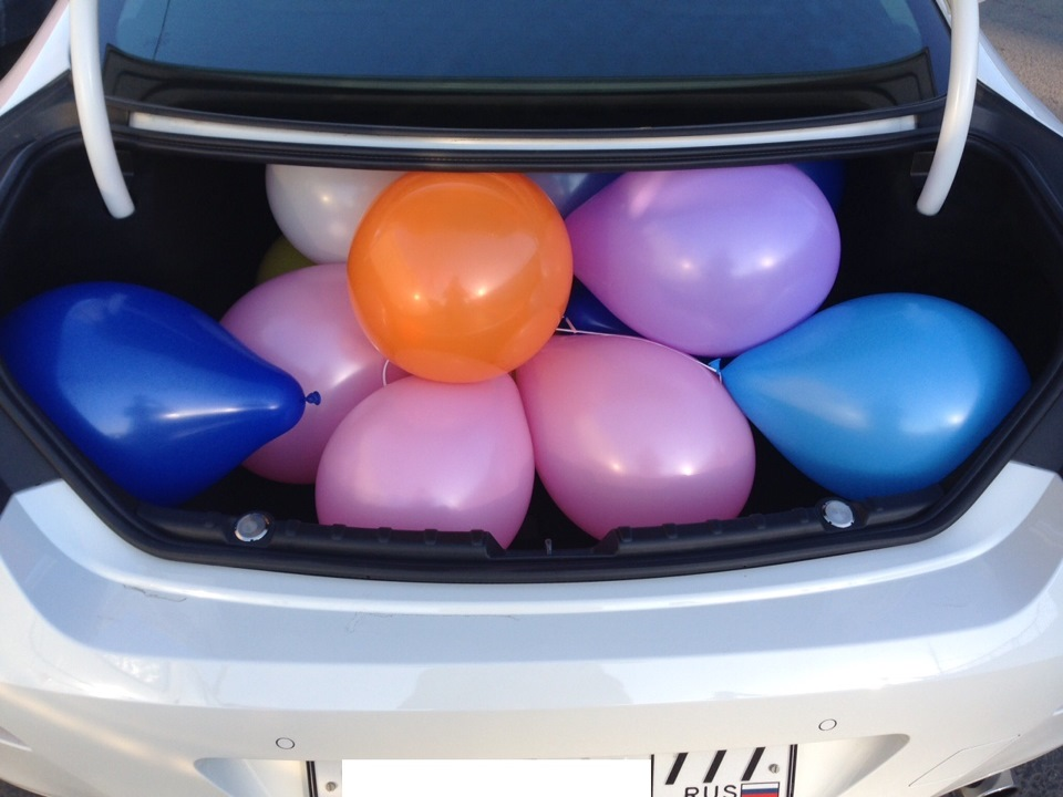 Надув шаров воронеж. Шарики в багажнике. Машина с шариками. Машина с воздушными шариками. Машина с гелевыми шарами.