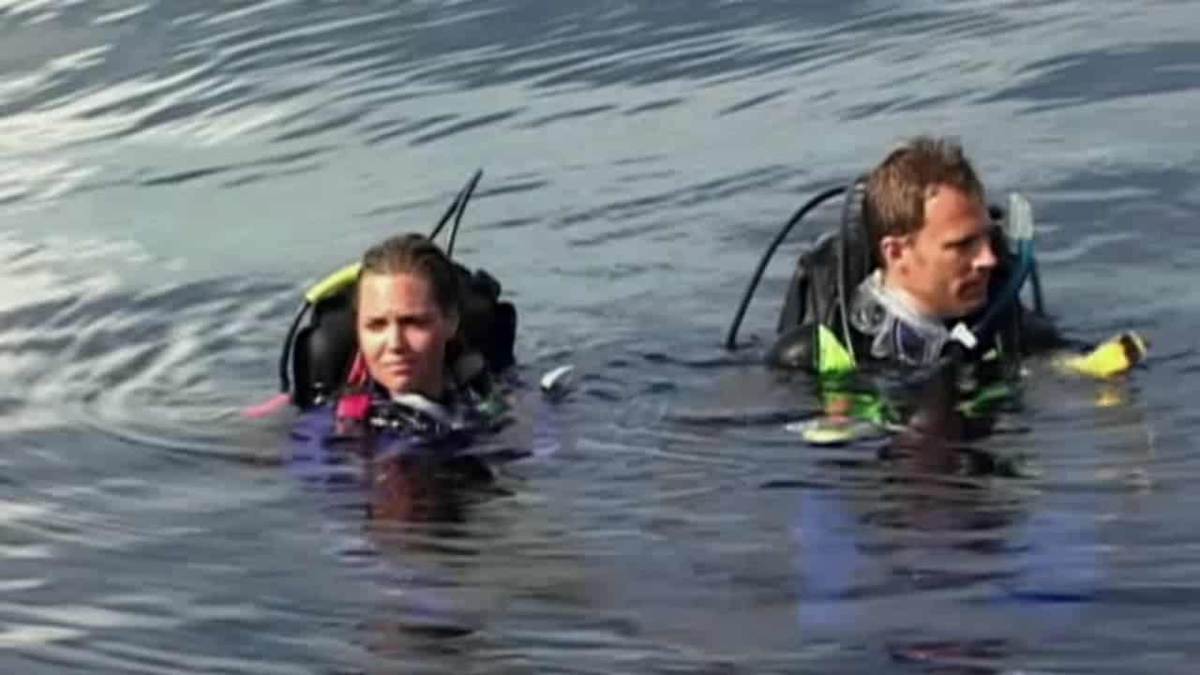 Кадр из фильма Open Water. Режиссер: Крис Кентис. Операторы:  Крис Кентис, Лора Лау. Производство: Plunge Pictures LLC. Показ в России: Централ Партнершип