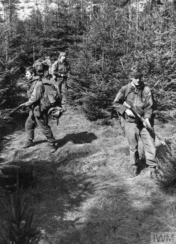 Бойцы 21 полка САС в ходе тренировочных упражнений