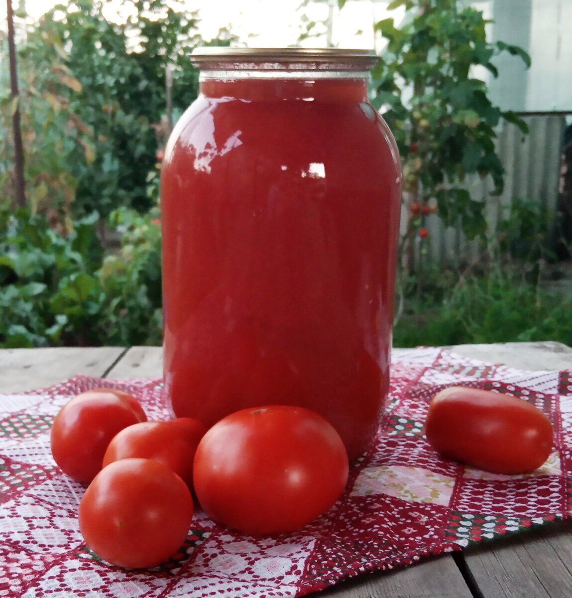 Как приготовить вкусный томатный сок на зиму. Томатный сок на зиму. Домашний томатный сок. Домашний томатный сок на зиму. Сок из помидор на зиму.