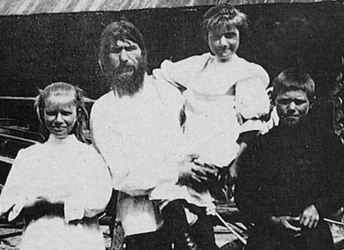  Фото: foto-history.livejournal.com Григорий Ефимович Распутин со своими детьми. Слева направо: Матрена (позже Мария), Варвара и Дмитрий