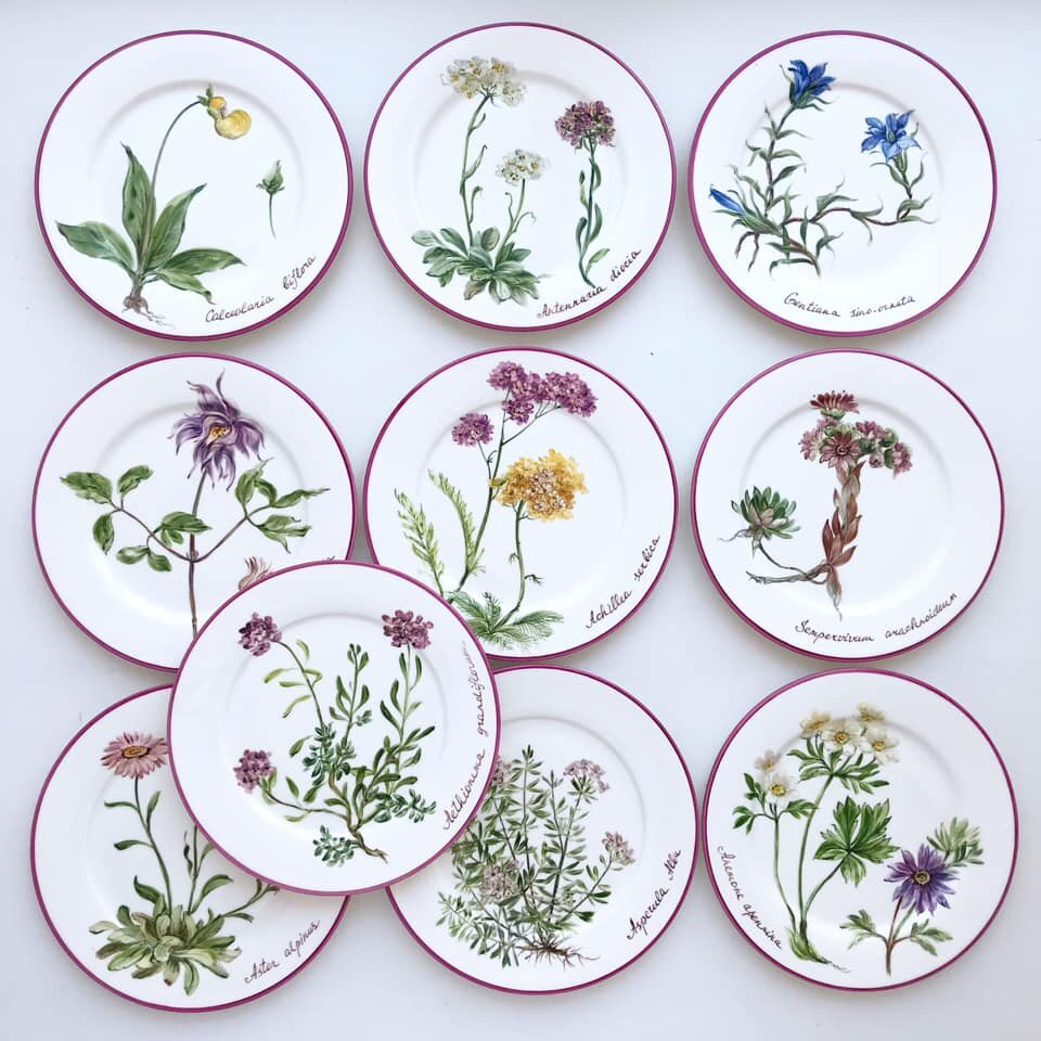 Тарелки в составе сервиза 