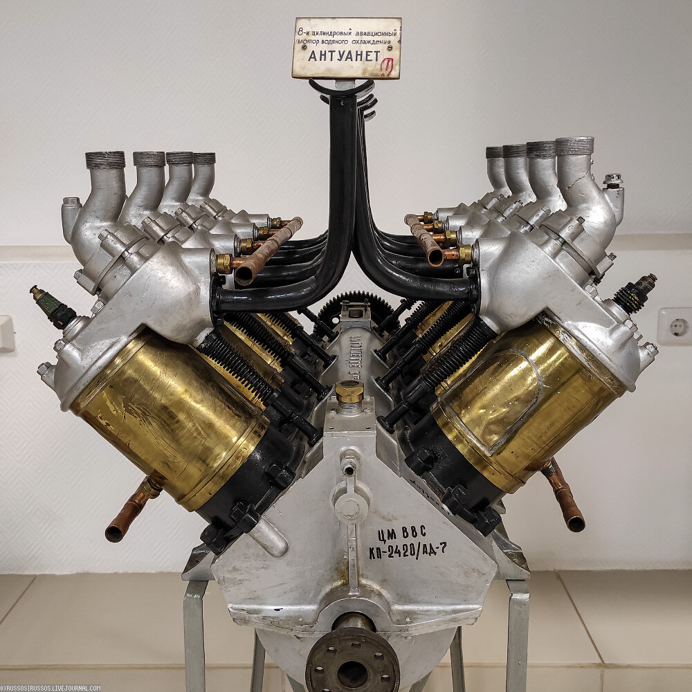 Двигатель Антуанет. 8 цилиндров, водяное охлаждение. 25 лошадок при массе 100 кг. 1913 год.