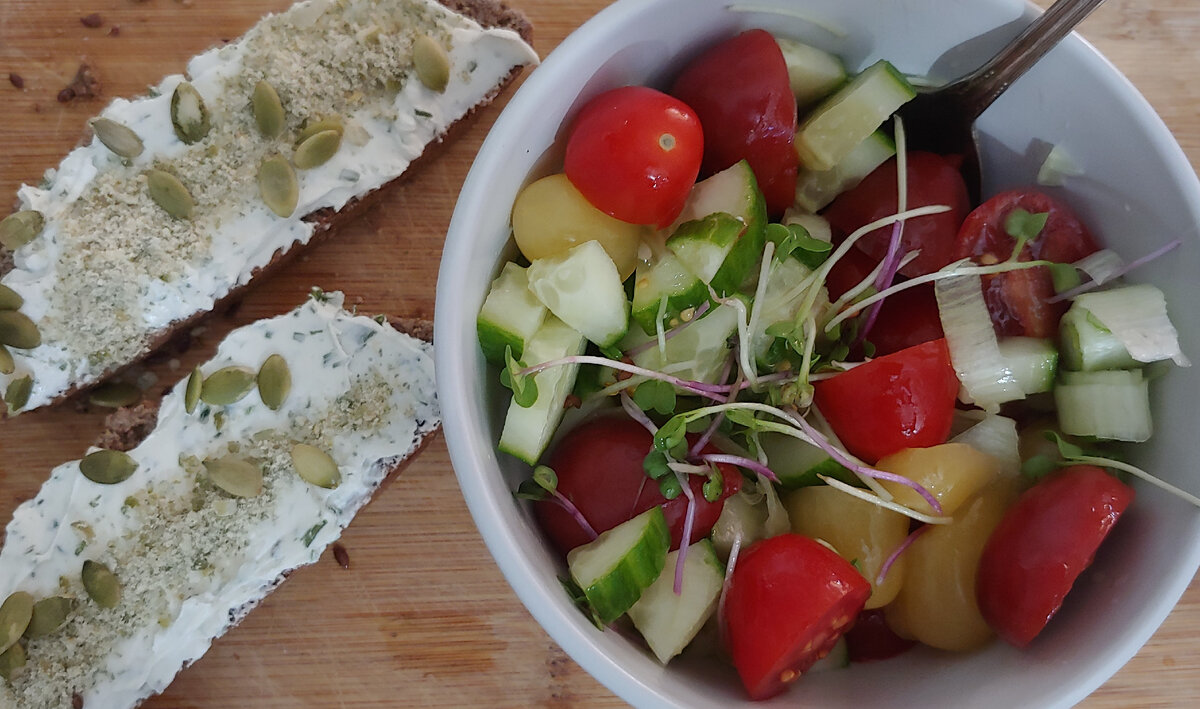 Стандартный вариант - хлеб с намазкой (овечий или козий сыр мягкий и 2 ломтика цельнозернового хлеба без дрожжей + салат с оливковым маслом)