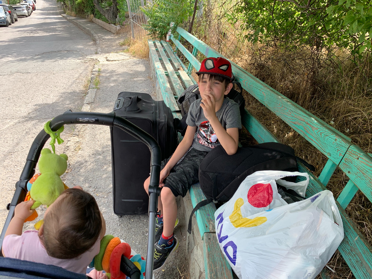 Сидим, ждём мужа.