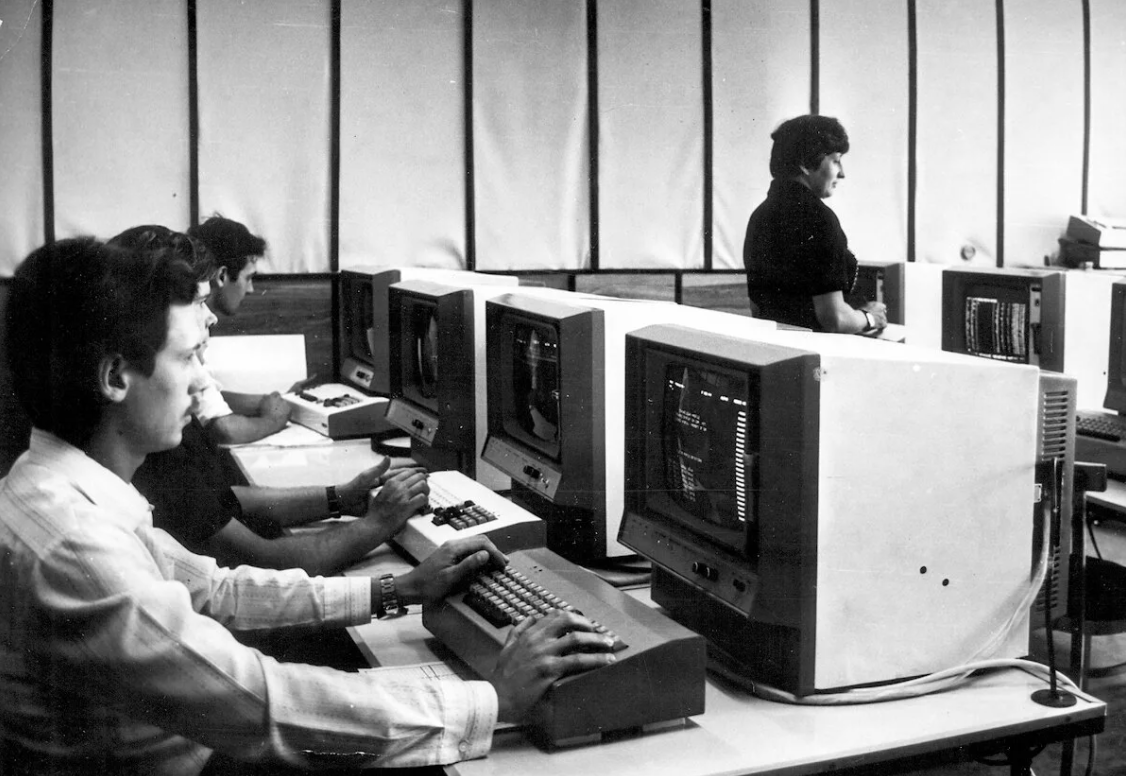 Право эвм. ЭВМ СССР 70х. ЭВМ «Elliot-803». Компьютеры в 80е в СССР. ЭВМ СССР 1980