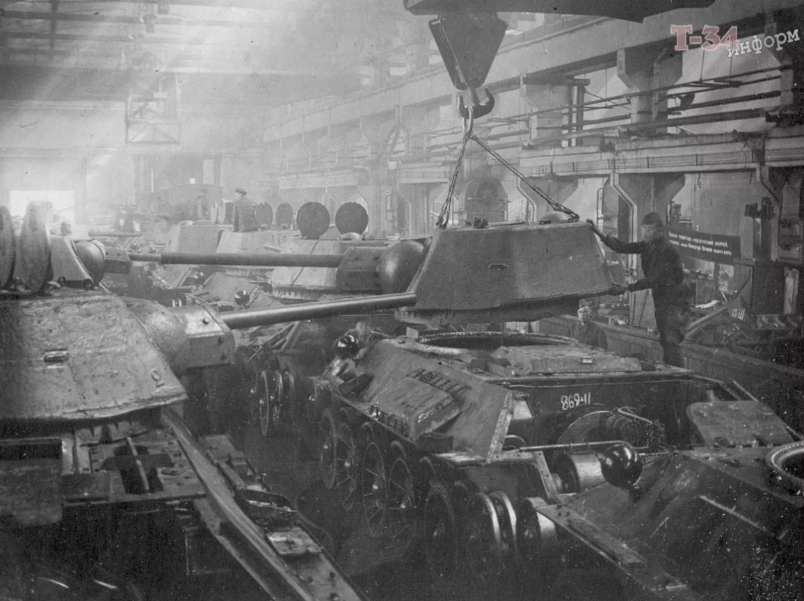 За годы войны Т-34 производился на 6 предприятиях. Танки, сошедшие с разных заводов, зачастую различались между собой.