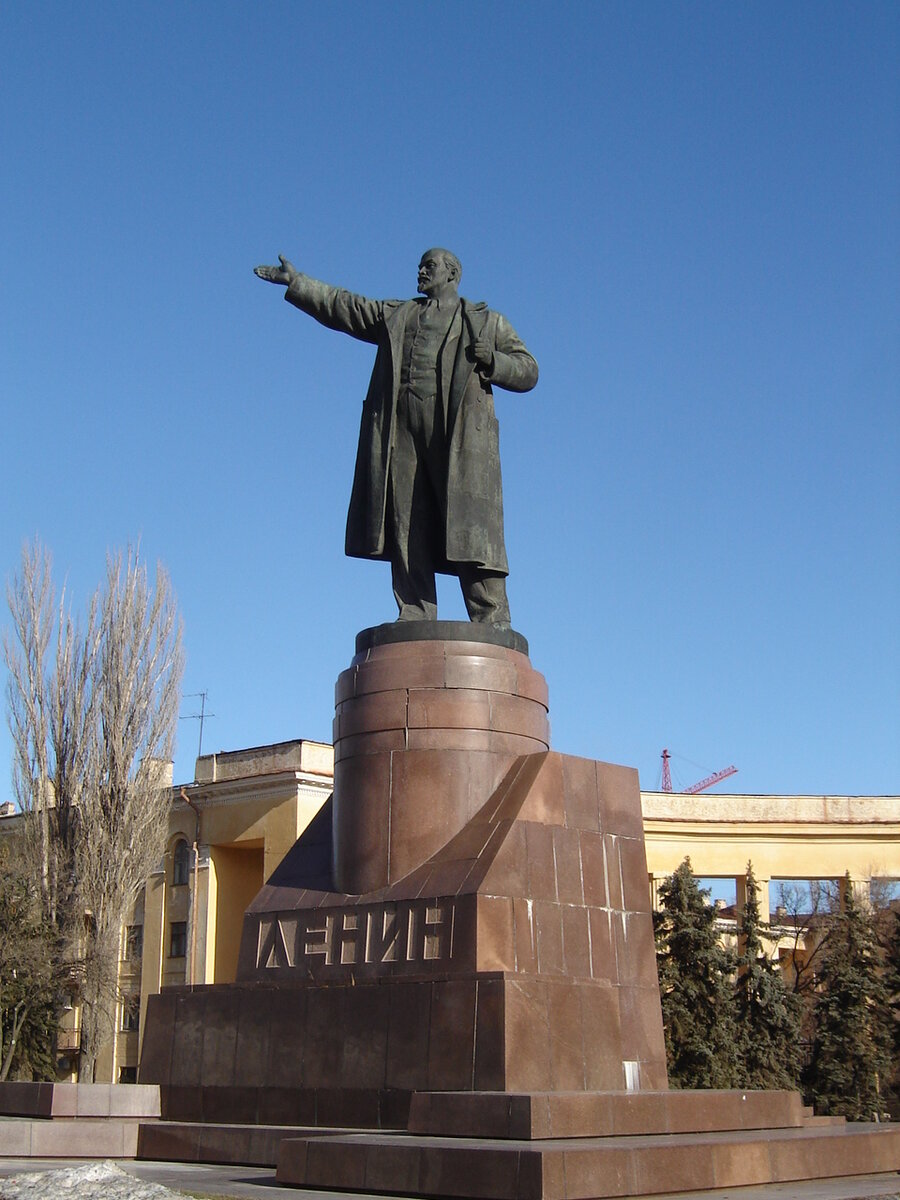 Пл Ленина памятник Ленину. Памятник Ленину в Волгограде. Памятник Ленину в Волгограде Ленина. Статуя Ленина в Волгограде.