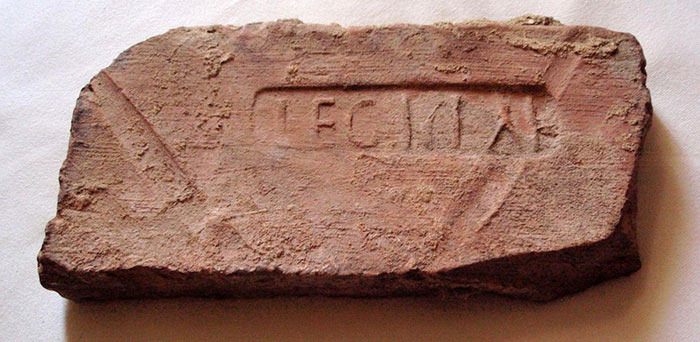Рис.1. Клеймо LEG-I-iTAL на древнеримском кирпиче.