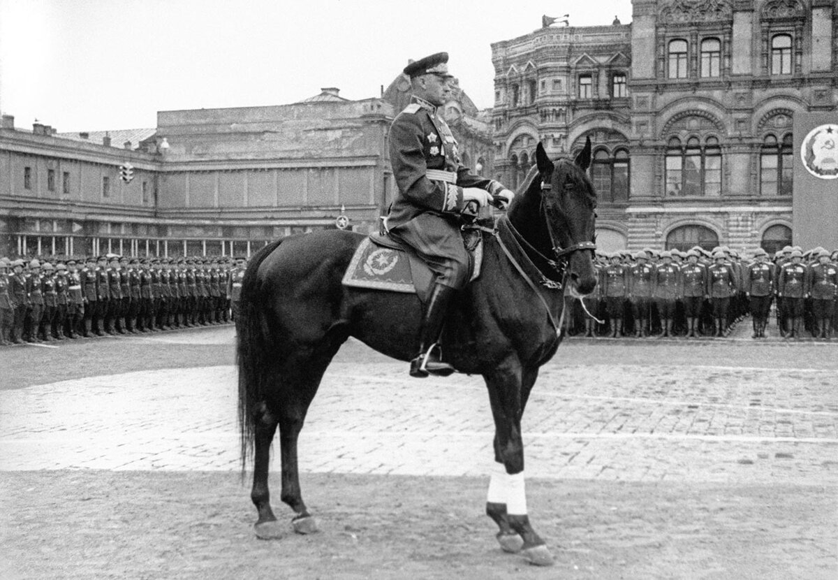 Маршал командовал парадом победы 24 июня 1945. Маршал Рокоссовский на параде Победы 1945. Рокоссовский Константин Константинович на параде. Рокоссовский Константин Константинович парад Победы. Рокоссовский Константин Константинович на коне.